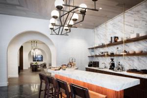 una cucina con bar, sedie e tavolo di Halcyon - A Hotel in Cherry Creek a Denver