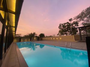 uma piscina no telhado de um edifício em Villament Zinc Journey By The Fern, Karjat em Karjat