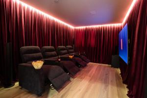 Zona d'estar a Boutique ChaletS Alpi - Private Sauna & Cinema