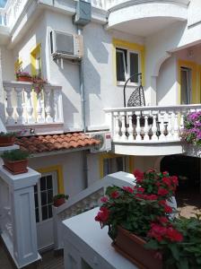 een wit gebouw met bloemen op een balkon bij Apartments Vodice Marica in Vodice