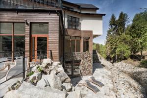 une maison sur une colline avec des rochers devant elle dans l'établissement Hotel Żywiecki Medical SPA & Sport Żywiec, à Żywiec