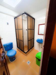 uma casa de banho com um chuveiro, um WC e um lavatório. em Cabañas Utama em Copacabana