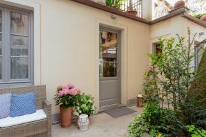 uma porta da frente de uma casa com flores em Il Cortile di Elisa & our flats em Lucca