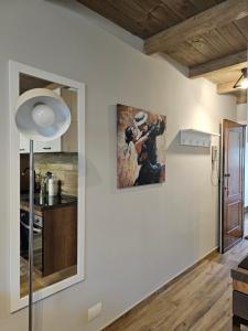 uma sala de estar com um quadro na parede em Moda Apartments 69 em Sestriere