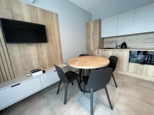 cocina con mesa y sillas en una habitación en APT. 539, en Dziwnówek