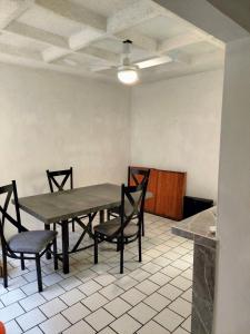 uma sala de jantar com mesa e cadeiras em Casa Lili em Cuernavaca