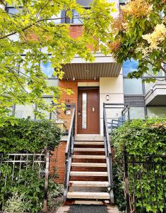 een trap naar een huis met een bruine deur bij Home in Downtown in Toronto