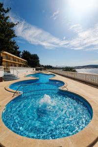 una gran piscina con agua azul en el medio en Hotel Val All Inclusive, en Trogir