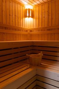 sauna con vasca e luce interna di Lynks Resort a Ustrzyki Dolne