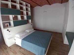 1 dormitorio con 1 cama en una habitación blanca en Podere Feltrino, en Grosseto