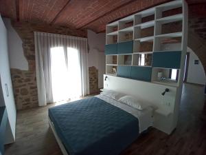 1 dormitorio con cama y estante para libros en Podere Feltrino, en Grosseto