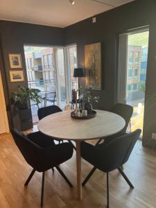 comedor con mesa y sillas en Modern Apartment - Amazing Terrace and Fjord View, Close to City Center, en Bergen