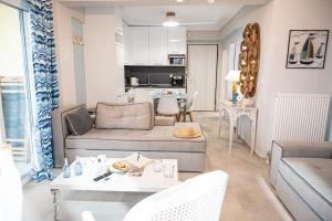 Ammos Lux Apartments tesisinde bir oturma alanı