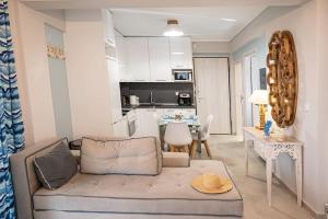 Ammos Lux Apartments tesisinde bir oturma alanı