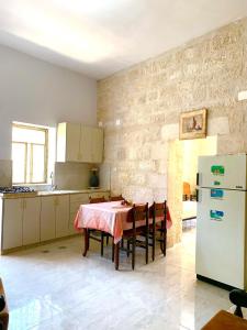 Η κουζίνα ή μικρή κουζίνα στο Dar Ateeq's Arches/ Bethlehem Apartment