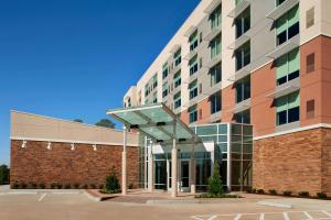 um grande edifício com uma entrada em vidro em Hyatt Place Houston/The Woodlands em The Woodlands