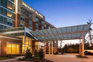 um hotel com toldo em frente a um edifício em Hyatt Place Houston/The Woodlands em The Woodlands