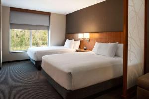 um quarto de hotel com duas camas e uma janela em Hyatt Place Houston/The Woodlands em The Woodlands