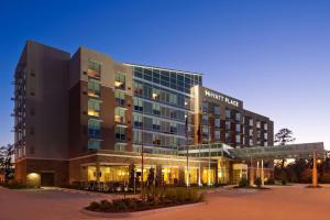 um grande edifício com uma placa na frente em Hyatt Place Houston/The Woodlands em The Woodlands