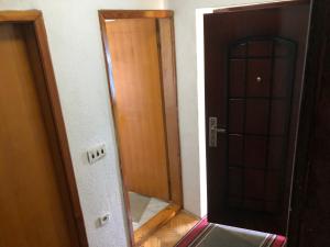 een open deur met een spiegel in een kamer bij Rooms Struga in Struga