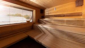 una sauna con ventana en una habitación de madera en Hotel Terme Jezercica, en Donja Stubica