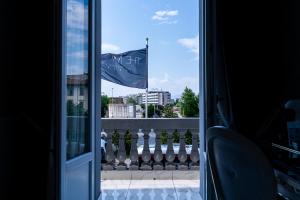 uma bandeira azul a voar de uma varanda com uma bandeira em The Moon Boutique Hotel & Spa em Florença