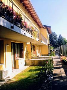 um edifício com uma varanda com flores em Residenza Martignoni Ex Antica Oasi Francescana em Varese