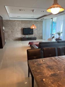 釜山Haeundae Luxury House的带沙发和电视的客厅