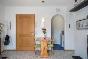 a room with a table with a vase of flowers on it at Ferienwohnung Schläfer in Kappel-Grafenhausen