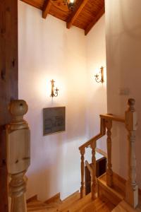 Zimmer mit zwei Lichtern an der Wand und einer Treppe in der Unterkunft Hotel Sarajet 1821 in Gjirokastër