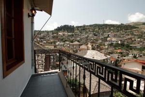 einen Balkon mit Stadtblick in der Unterkunft Hotel Sarajet 1821 in Gjirokastër