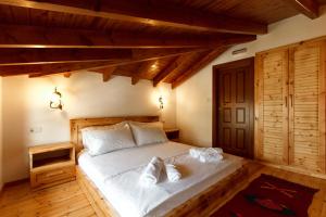 ein Schlafzimmer mit einem Bett mit Handtüchern darauf in der Unterkunft Hotel Sarajet 1821 in Gjirokastër