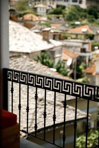 einen Balkon mit Stadtblick in der Unterkunft Hotel Sarajet 1821 in Gjirokastër