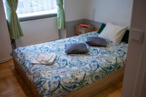 - une chambre avec un lit et 2 oreillers dans l'établissement Lukas Guest Rooms, à Cracovie