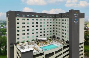 Piscina a Hyatt House Houston Medical Center o a prop