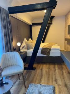 Tempat tidur dalam kamar di Hotel Harmshof Bispingen