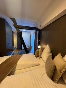 Tempat tidur dalam kamar di Hotel Harmshof Bispingen