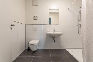 A bathroom at T&K Apartments - Bergisch Gladbach - 3 Comfortable Apartments - 18 min to Fair Messe Cologne