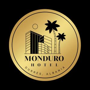 MondurO Hotel في دوريس: عملة ذهبية مع نخلة وفندق