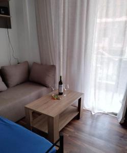 Dennis Apartment tesisinde bir oturma alanı