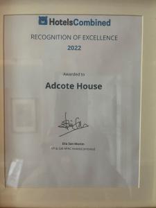 Certificate, award, sign, o iba pang document na naka-display sa Adcote House exclusive for adults