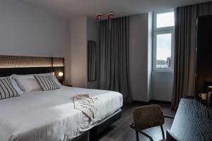 een hotelkamer met een groot bed en een raam bij Chic & Basic Gravity in Porto