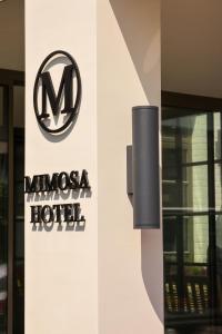 un cartello per un maserati hotel sul lato di un edificio di Mimosa Hotel a Westerland