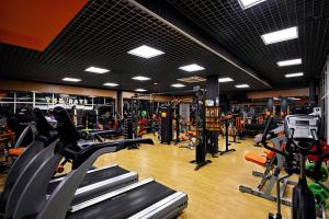 een fitnessruimte met loopbanden en crosstrainers bij Black Sea Central in Odessa