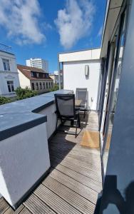 un balcone con tavolo e sedie su un edificio di Seebox Appartment 6 a Norderney