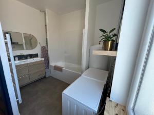 Appartement confortable de 80m2 Centre ville de Quimper & Parking privé房間的床