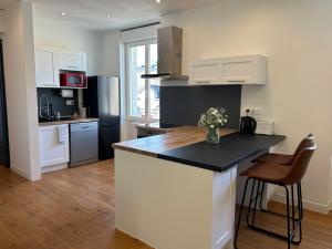 Appartement confortable de 80m2 Centre ville de Quimper & Parking privé廚房或簡易廚房