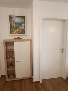 um quarto com uma porta branca e um espelho em Apartman Mila em Biograd na Moru