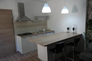 una cocina con barra y 2 copas de vino en Apartments Hedona, en Pula