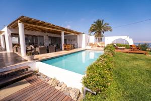 una casa con piscina en un patio en Atoq Paracas Reserva, en Paracas